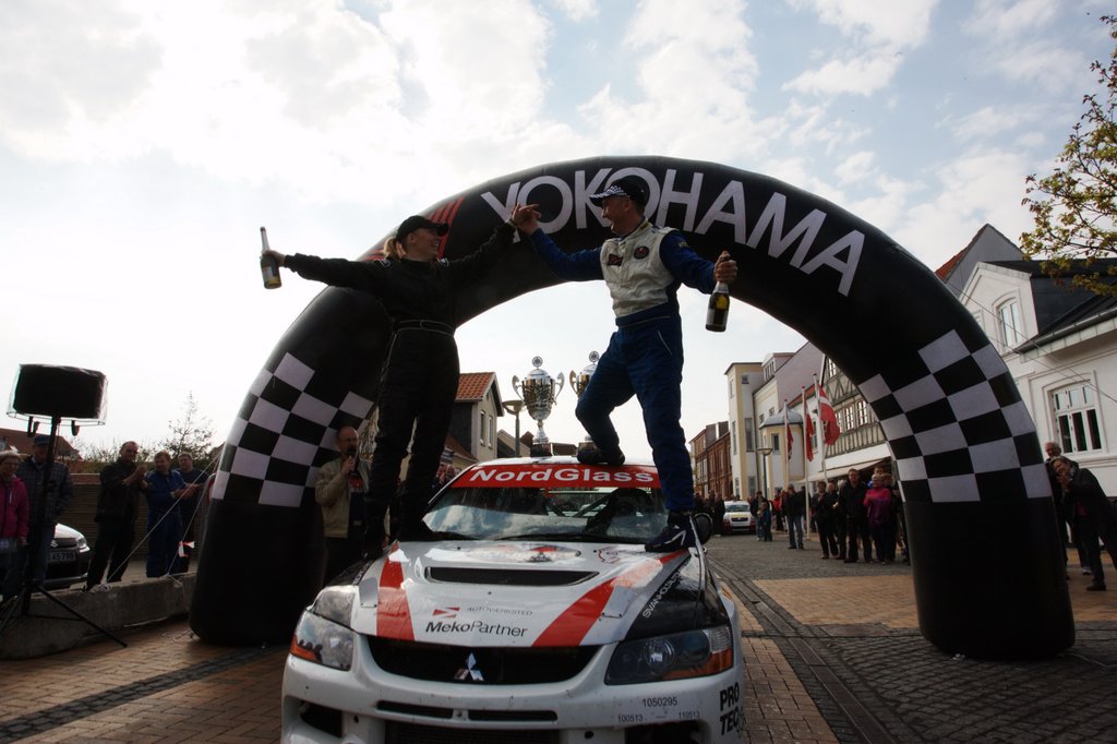 Juelsminde Rally starter lørdag klokken 13.00 i Odelsgade, hvor vinderne om aftenen – ved 20.30-tiden – også sprøjter med champagne
(Foto: Johnny Pedersen)